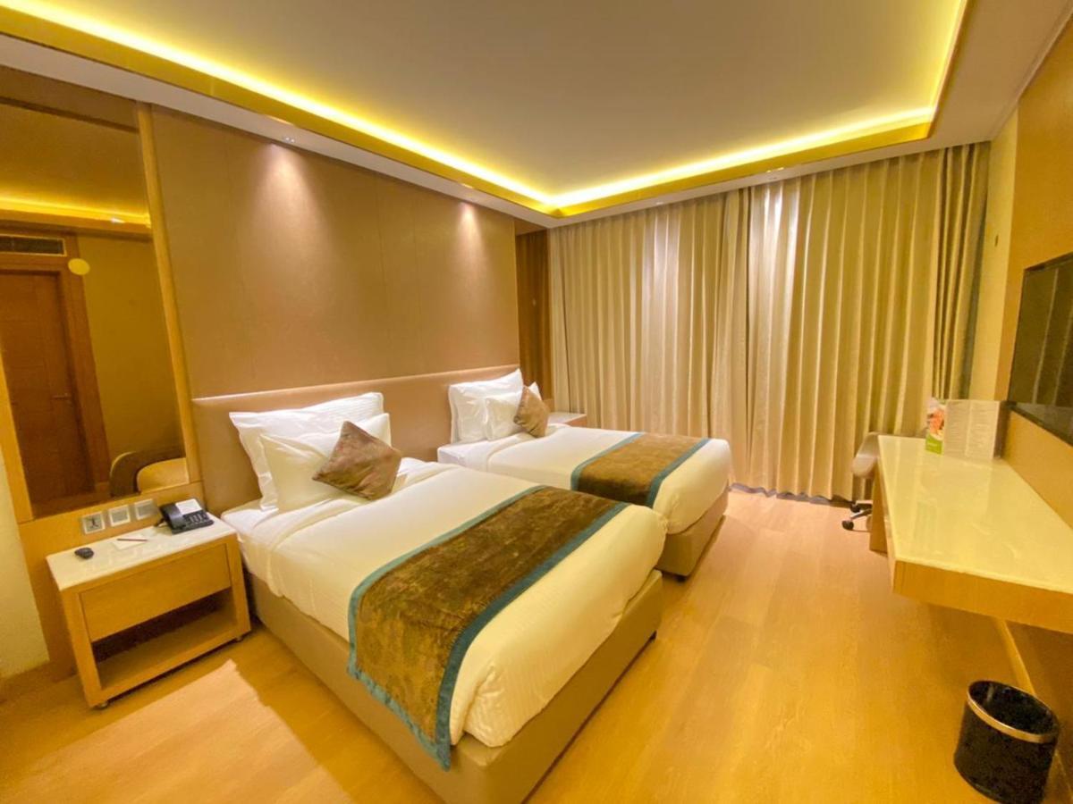 Nirvana Luxury Hotel L Λουντιάνα Εξωτερικό φωτογραφία