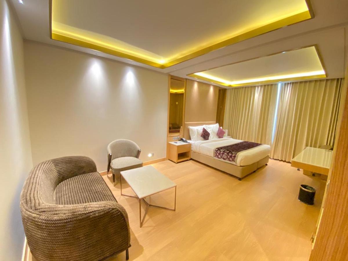 Nirvana Luxury Hotel L Λουντιάνα Εξωτερικό φωτογραφία